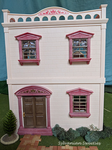 UL Pink House. This house is so girly and is a nice complement to the UL Mansion. Cream and pink figures look quite at home here!
