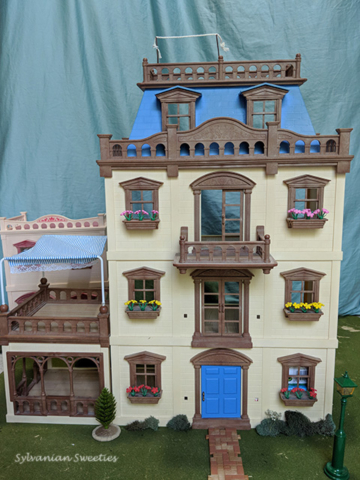 UK Tomy Grand Mansion. This is an awesome 4 story home with patio!