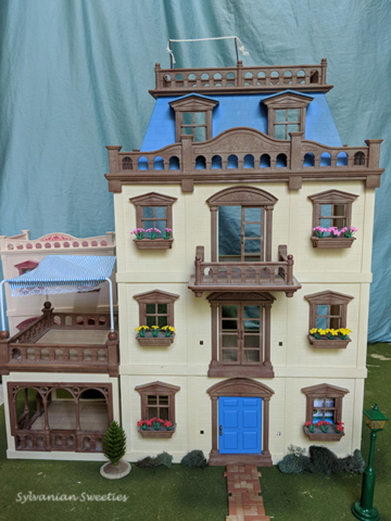 UK Tomy Grand Mansion. This is an awesome 4 story home with patio!