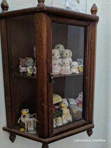 Vintage Wooden Cabinet with Urban Life Figures and Special JP items
